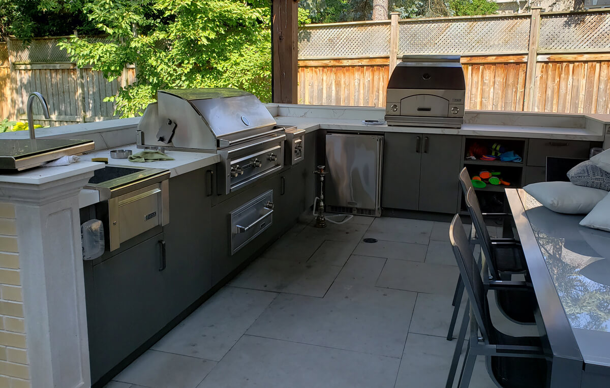 outdoor kitchen